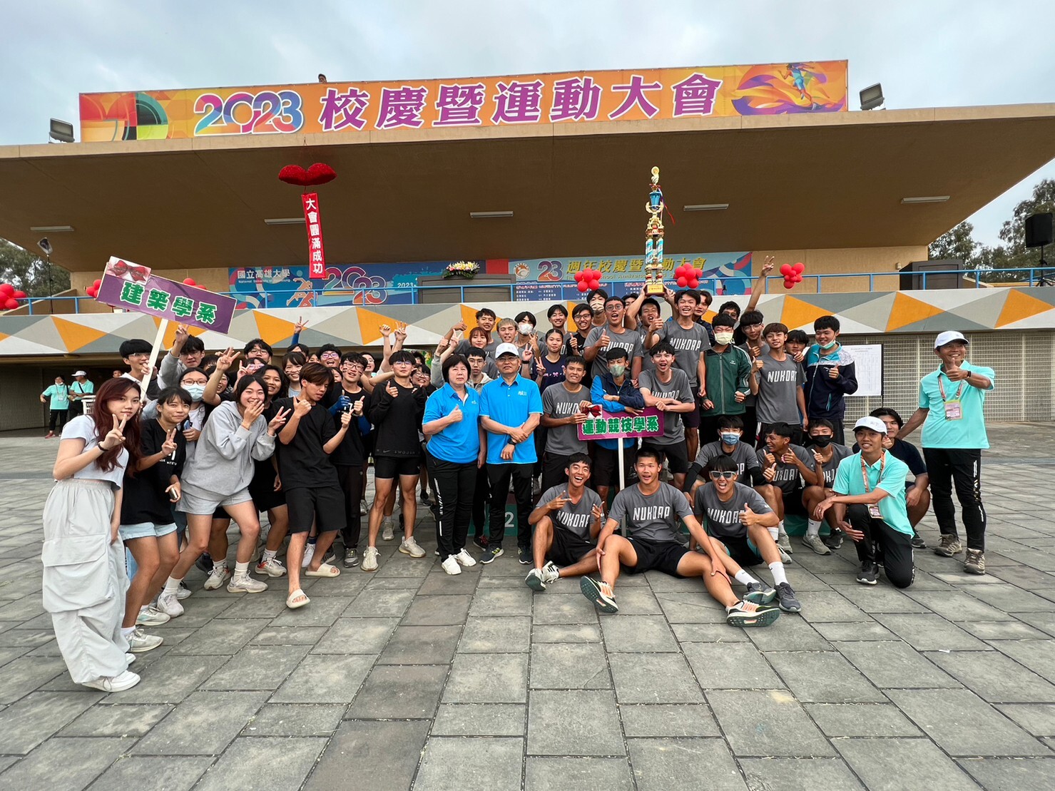 吳副、主任與學生合影