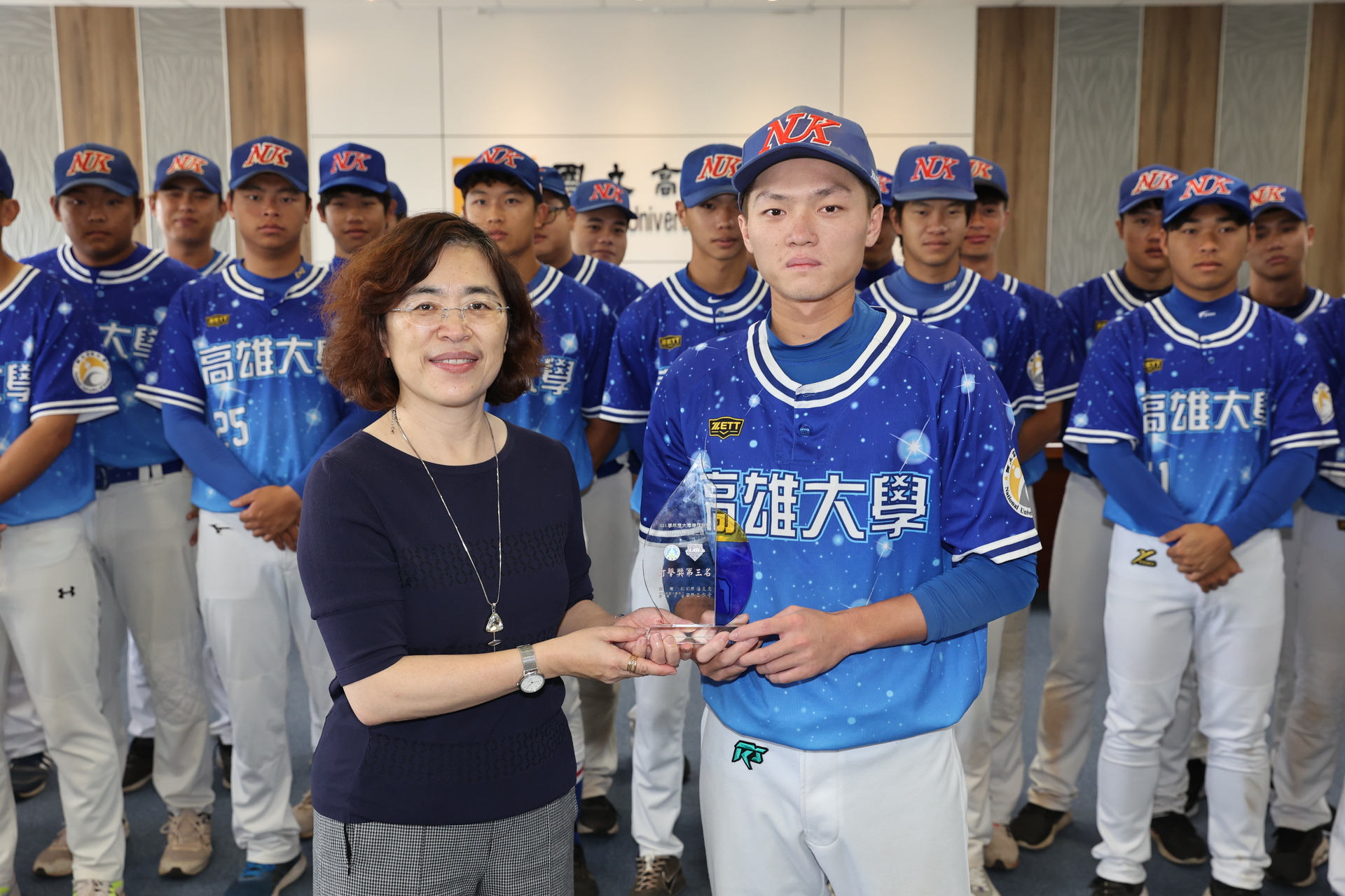 袁副校長頒發棒球校隊打擊獎第三名