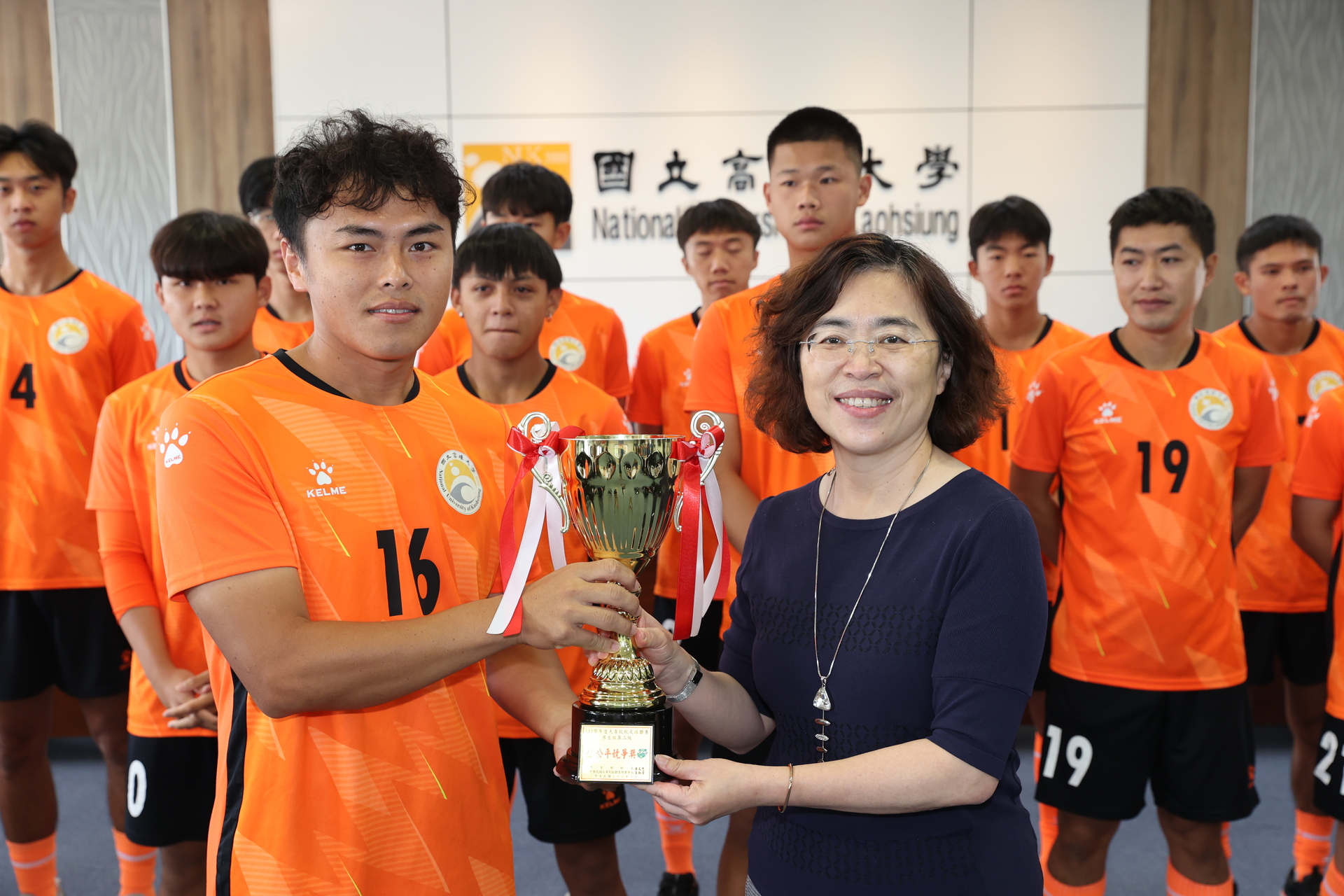 袁副校長頒發足球校隊公平競爭獎