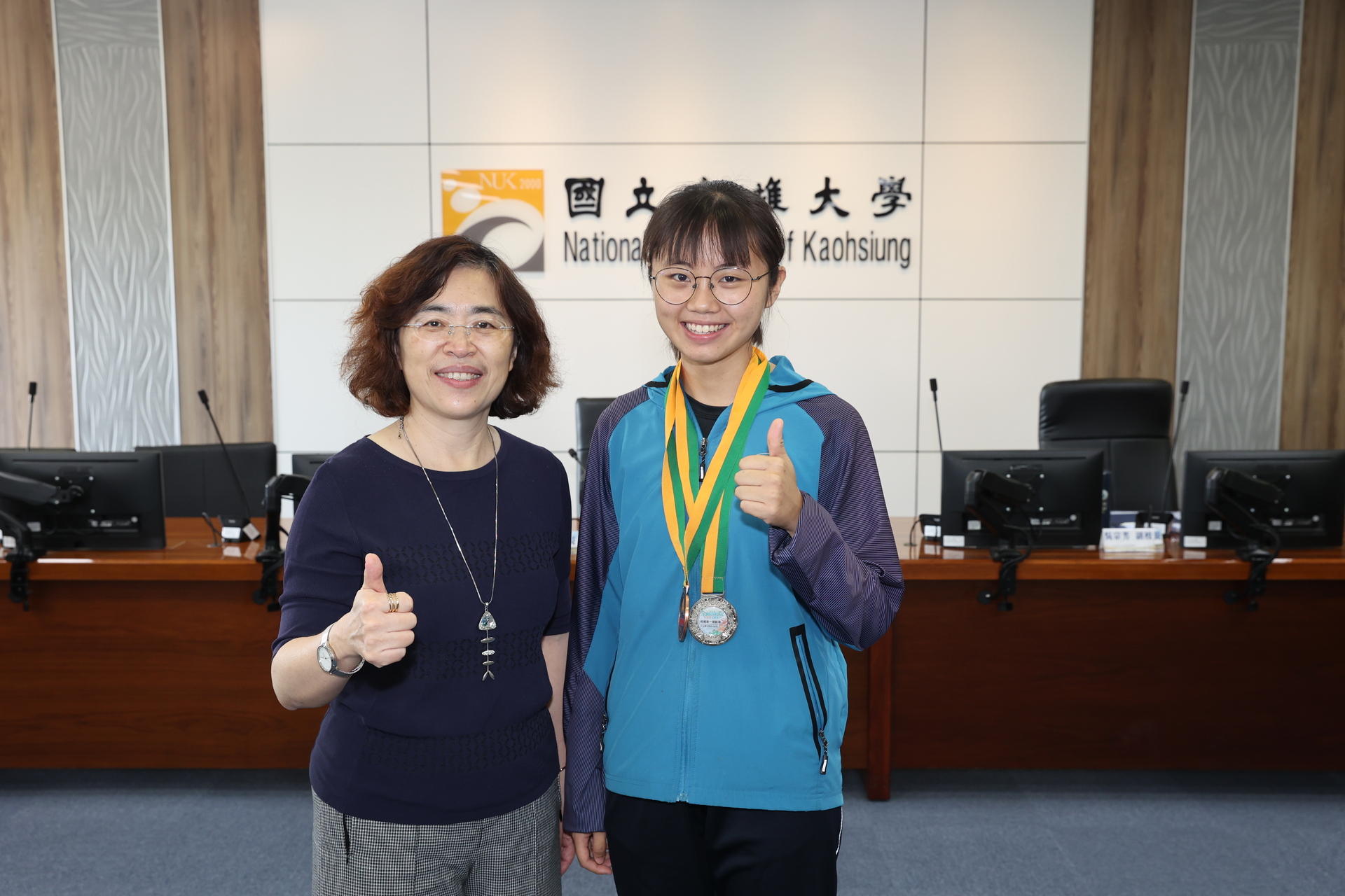 袁副校長與田徑代表隊楊芷瑄同學合影