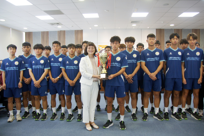 112學年度大專足球聯賽男二級 冠軍(由隊長張晏誠代表領獎)