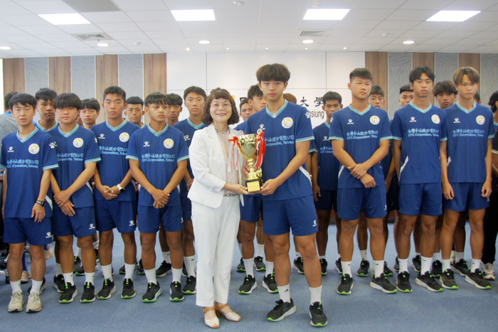 112學年度大專足球聯賽男二級 公平競爭獎(黃奕翰同學代表領獎)