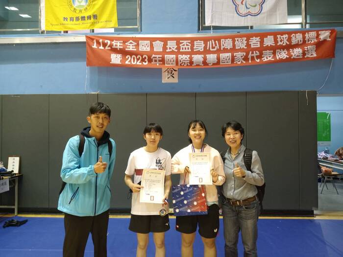 領隊運動競技學系王明月主任(右)、運動競技學系田曉雯(右2)、運動競技學系林姿妤(左2)、教練陳宗榮教練(左)合影。