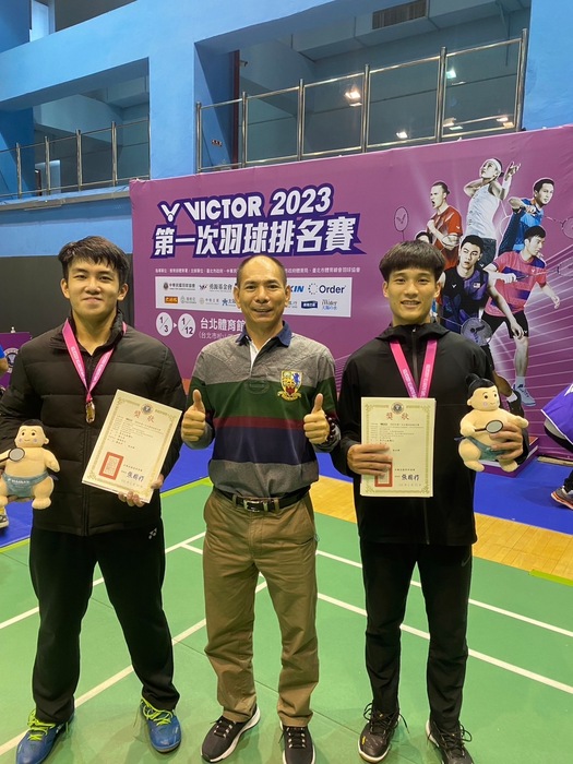 運動競技學系廖柏宇(左)、教練黃全成(中)、徐永峰(右)合影，並晉身甲組之列。