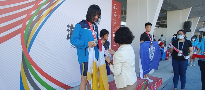 校長陳月端頒獎給銀牌曾清心選手