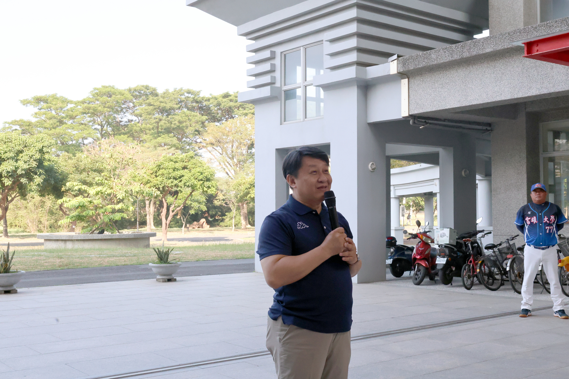【校內活動】高雄大學棒球、足球代表隊授旗誓師 校長陳啓仁勉勵選手以實力與信念迎戰全國圖片