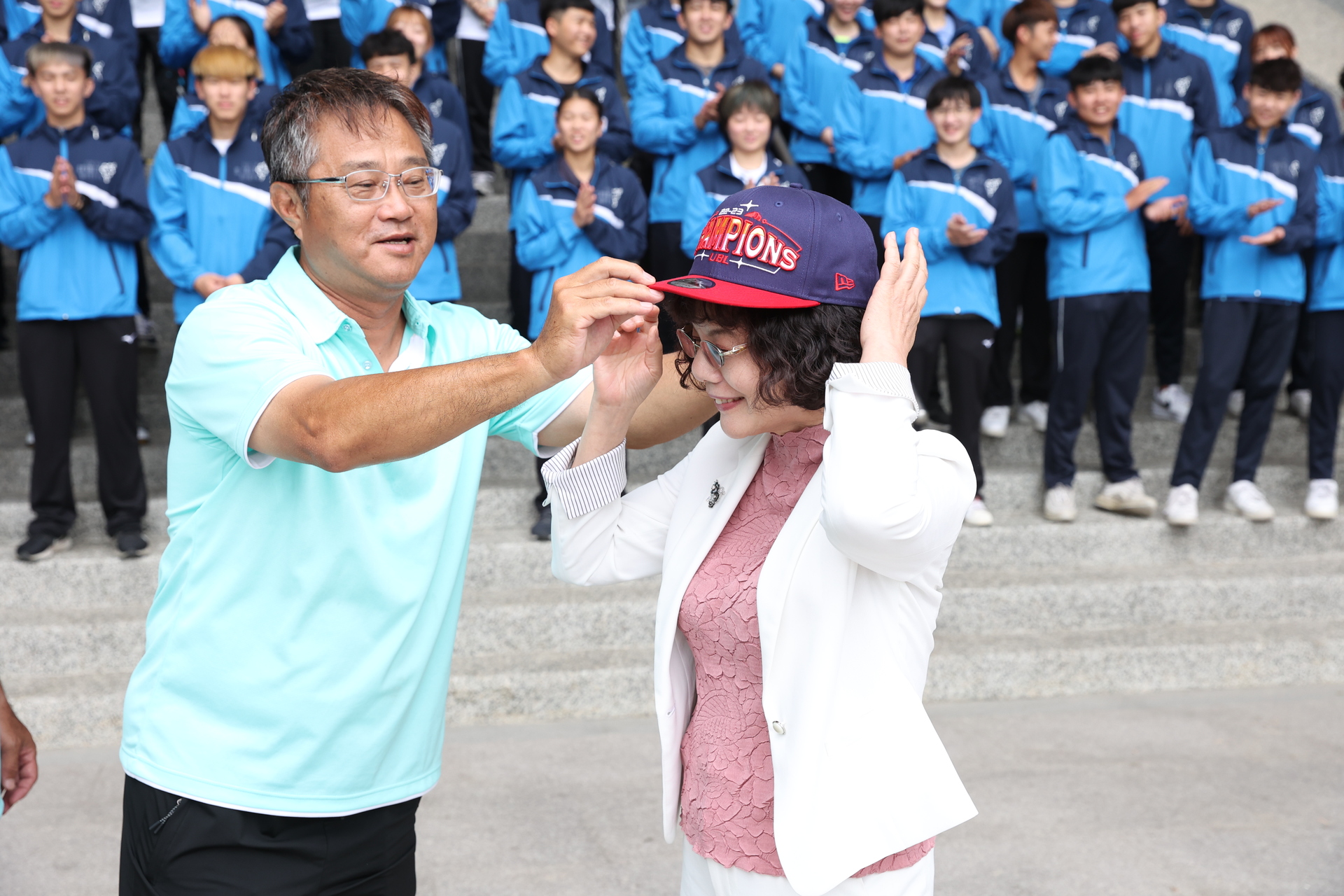 李坤哲總教練獻棒球隊冠軍帽