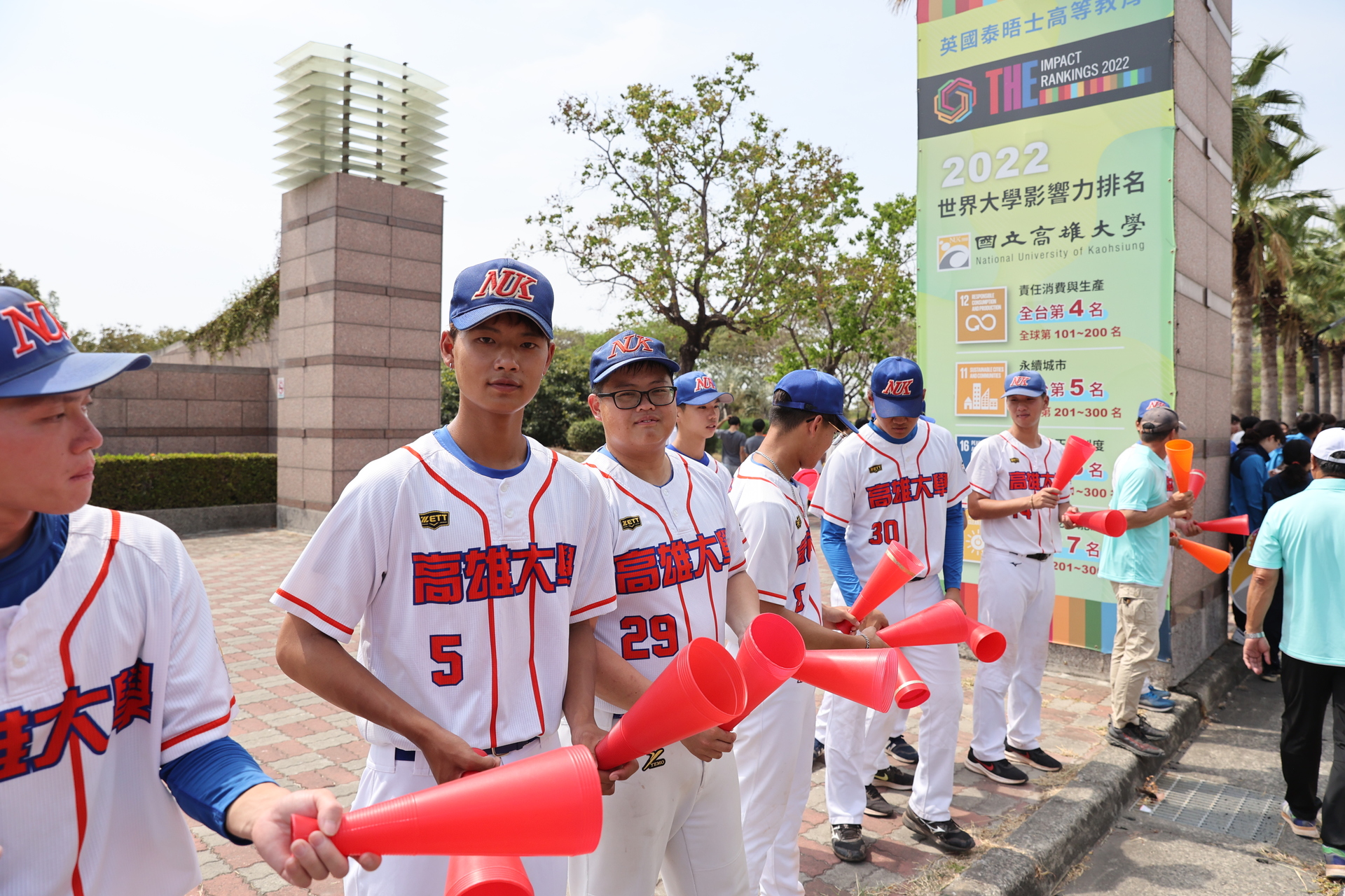 高雄大學校隊學生列隊歡迎