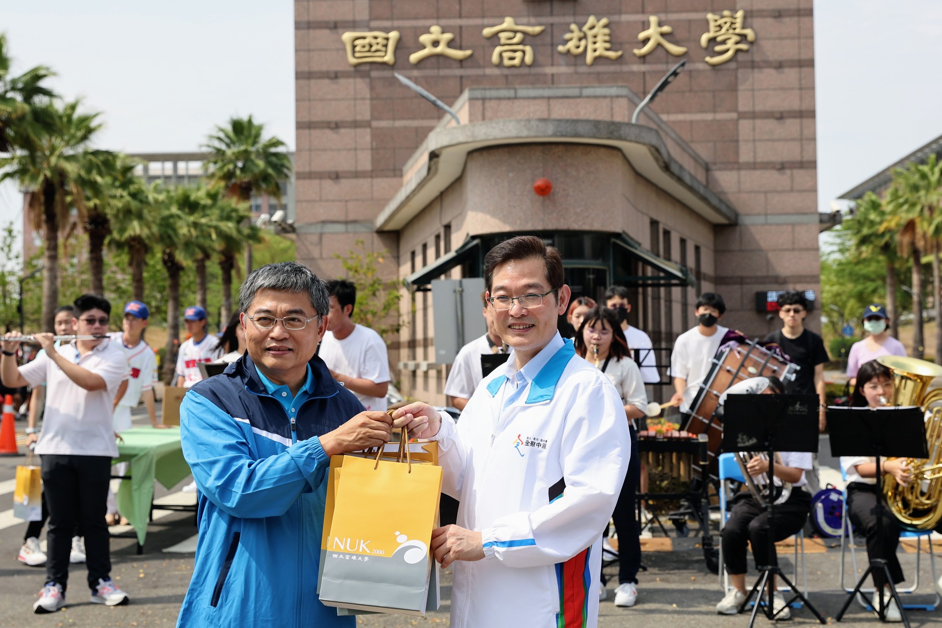 高雄大學致贈禮品